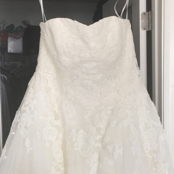 Breathtaking Pronovias Couture Wedding Gown - Picture 2 of 8